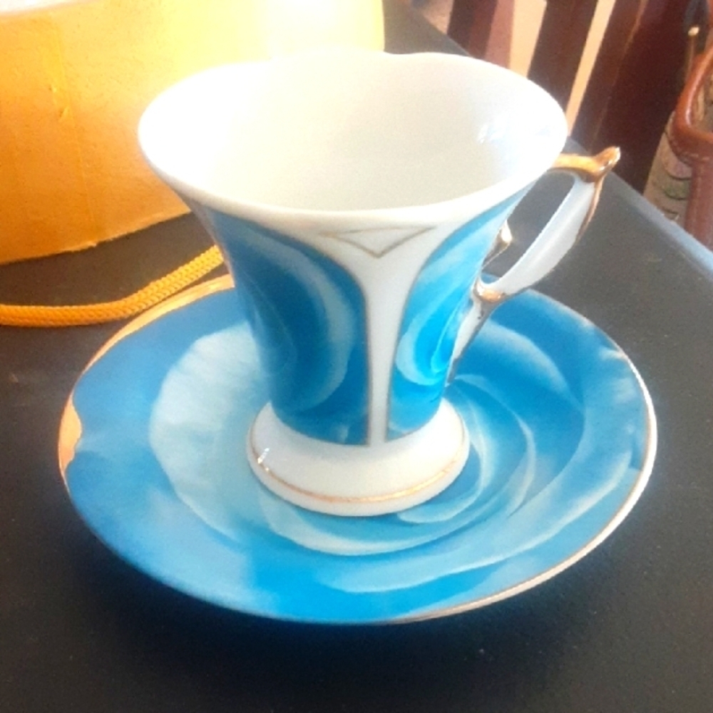 Elegant Blue and White Teacup with Saucer(DNA) Fine Porcelain.